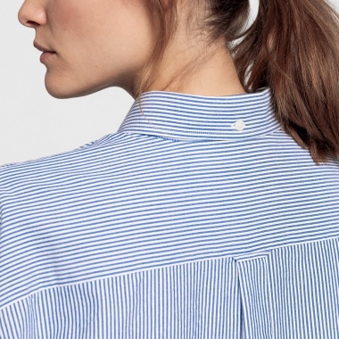 Camisa de rayas con motivos bordados