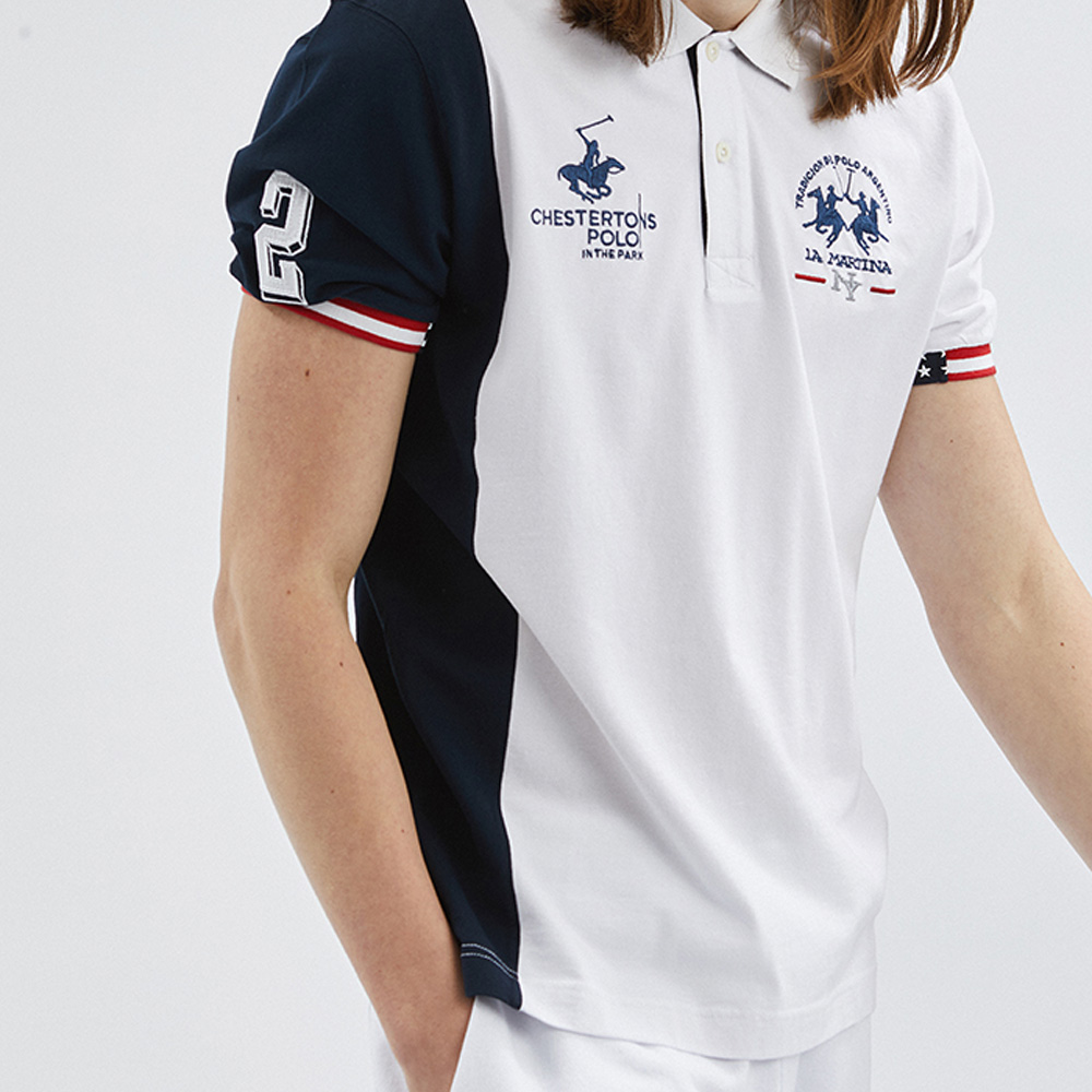 polo azul y blanco