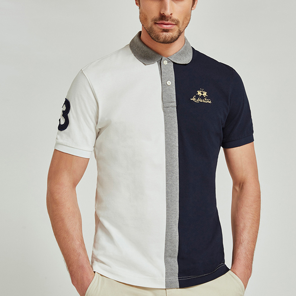 polo azul y blanco