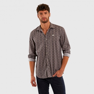 Camisa marrón geométrico