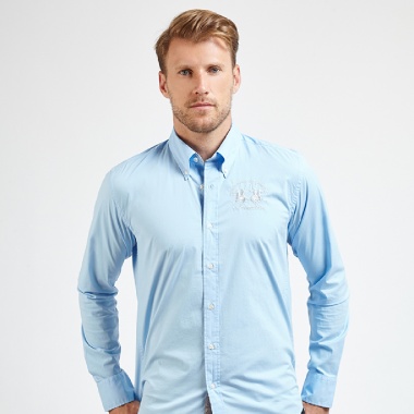 Camisa azul con logo blanco