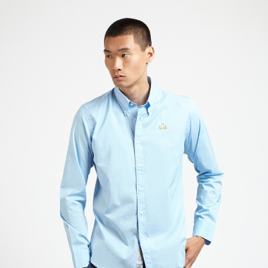 Camisa azul claro logotipo