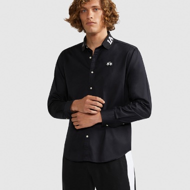 Camisa negra detalle blanco cuello
