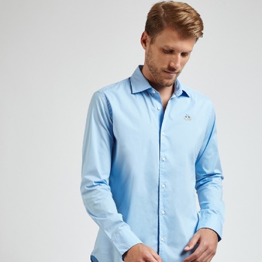 Camisa azul cuello sin abotonar