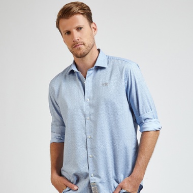 Camisa azul clara estampada