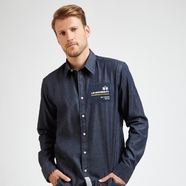 Camisa oscura dibujo pecho