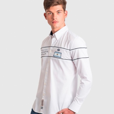 Camisa blanca dos rayas azules horizontales