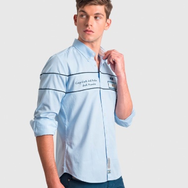 Camisa azul dos rayas azules horizontales