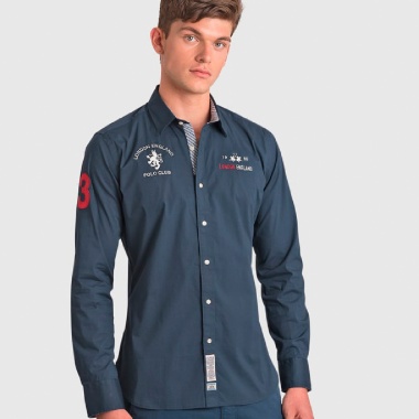 Camisa azul número manga derecha