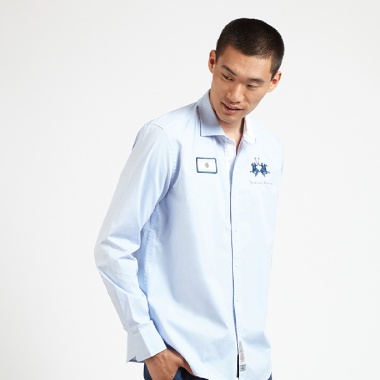 Camisa clásica azul claro parches