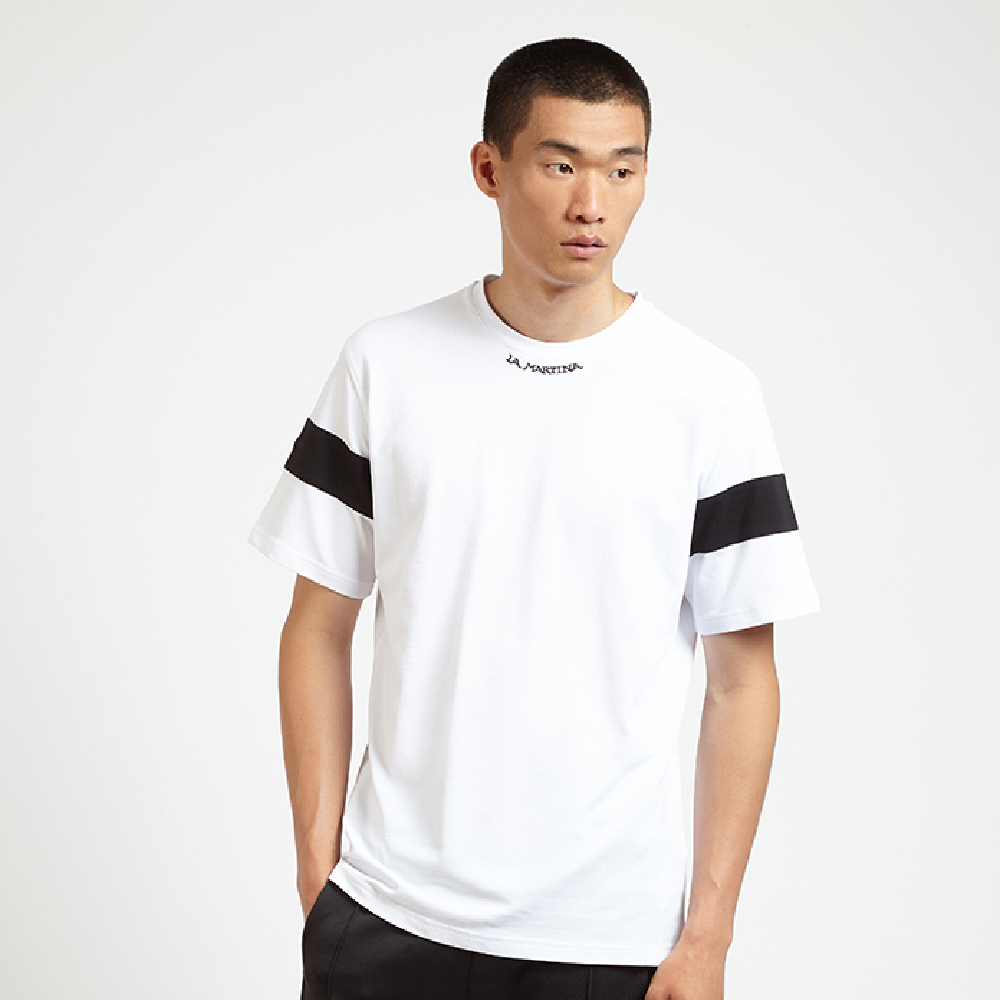remera blanca con mangas negras