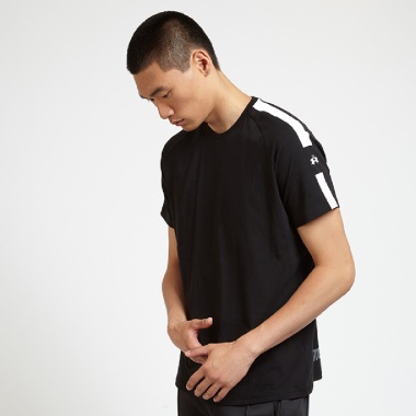 Camiseta negra y blanca
