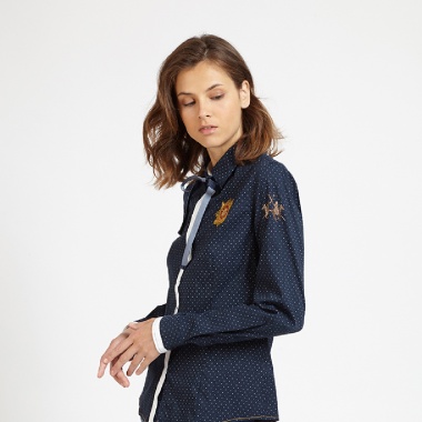 Camisa azul puntos y detalle abotonado