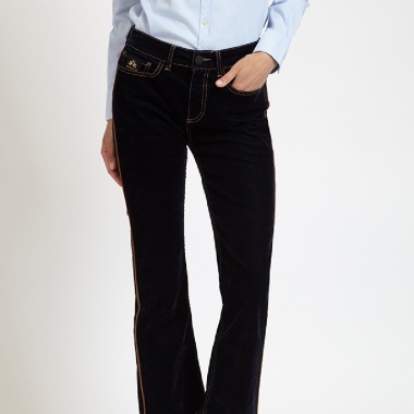 Pantalón oscuro raya